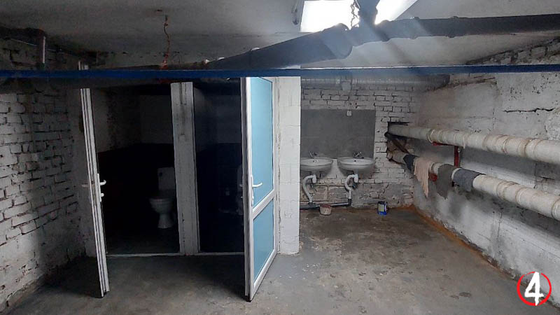 Жіночий та чоловічий туалети та рукомийники в сховищі