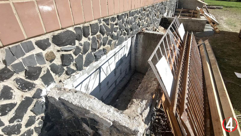 Вікна в укриття замурували. Саму яму закладуть мішками з піском