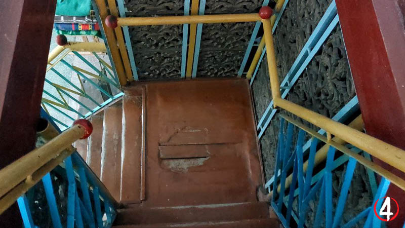 Спуск зі спортивної зали до спортивного комплексу, який розташований у підвальному приміщенні