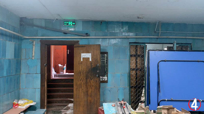 Тенісний зал. В підсобному приміщенні, яке розташоване у цьому залі, зараз облаштовують дві вбиральні та рукомийник
