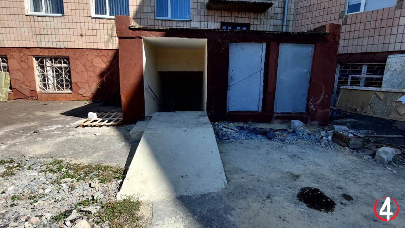 Вхід в укриття облаштували невеличким пандусом для людей з інвалідністю