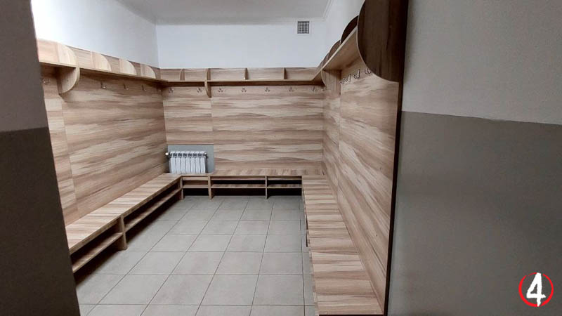 Вихід-вхід через спортивну залу. Одна з роздягалень, де діти можуть перечекати тривогу