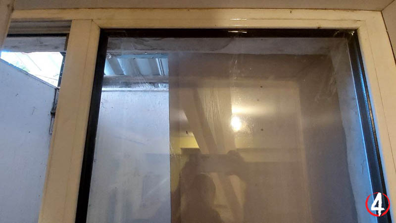 Вікно у сховищі початкової ланки з того боку закладене мішками з піском