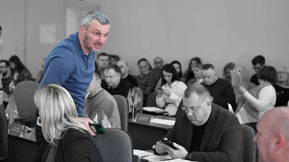 «Добво…и» - вигукує в сесійній залі не голосно свободівець Володимир Валявка після того, як міські обранці проголосували за «Програмиу сталого проходження опалювального періоду 2023-2024 років» на 150 мсльйонів. 97,2% - а це 145 мільйонів 800 тисяч гривень з яких має отримати ТОВ «Рівнетеплоенерго».