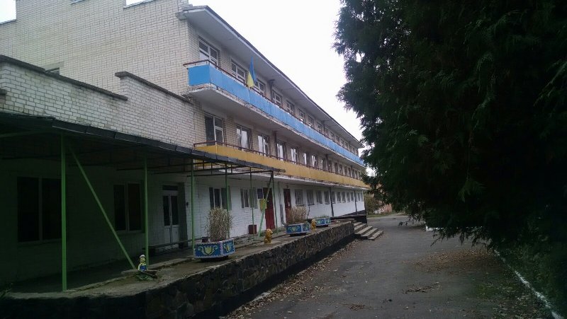 Будівля дитячого протитуберкульозного санаторію «Новостав» знаходиться на території Зорянської територіальної громади на Рівненщині. Зокрема, серед майна санаторію: медпункт, житловий будинок, кінотеатр, клуб, школа, розташована у трьох корпусах, спортивний майданчик, спально-лікувальний корпус із харчоблоком, їдальня, баня, пральня, дві водонапірні башти, насосна станція, котельня, склад, конюшня, пожежне водоймище. Фото із сайту «Прозорро.Продажі».