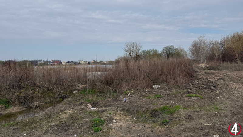 Колодязь та люки встановлених очисних споруд поряд з водосховищем Басів Кут. Вигляд зі сторони вулиці Спаської