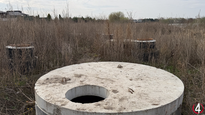 Колодязь, люки встановлених очисних споруд. Вигляд зі сторони ЖК “Lake Land” та ЖК “Свояк”