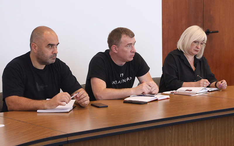 Зліва перший – Тарас Ілючок під час щотижневої наради щодо підготовки громади до опалювального сезону. Фото із фейсбук-сторінки Рівненської міської ради