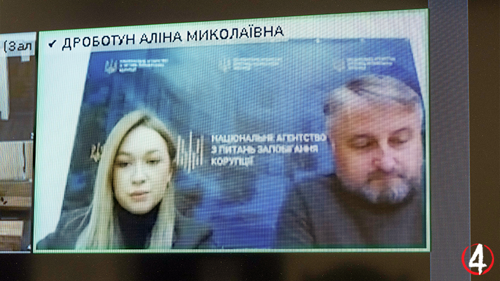 Представники НАЗК Аліна Дроботун (ліворуч) та Олег Дубаневич (праворуч)