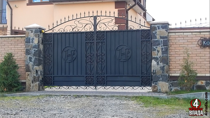 Будинок Невірців ворота