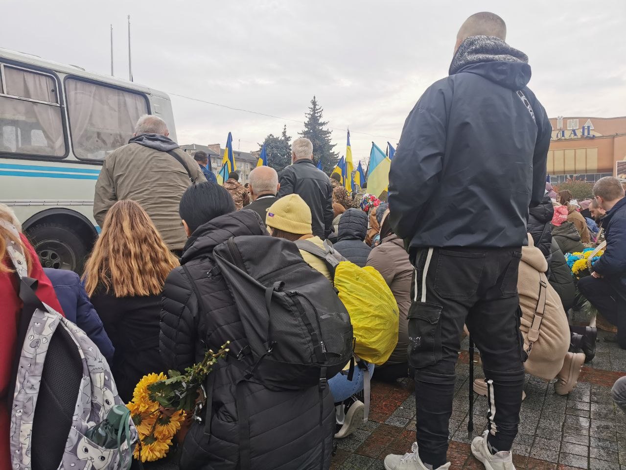 Ельдар Магомедов (стоїть з паличкою) під час прощальної церемонії з Тарасом Давидюком. Фото з фейсбуку Володимира Торбіча