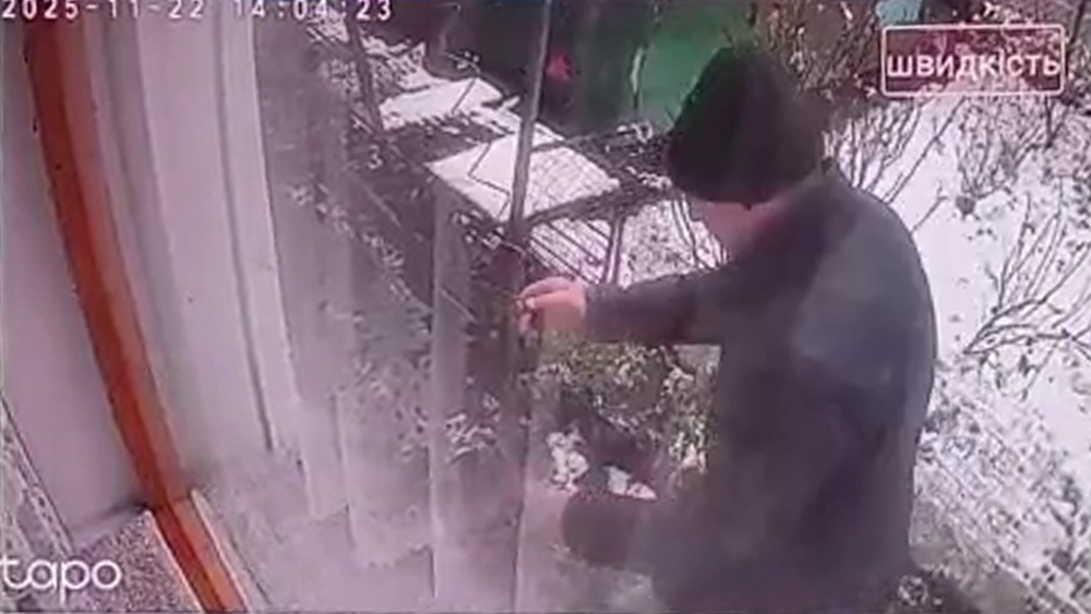 Це стоп-кадр з відео, яке надала нам Світлана. На ньому Леонід Пастушенко тримає частину сітки