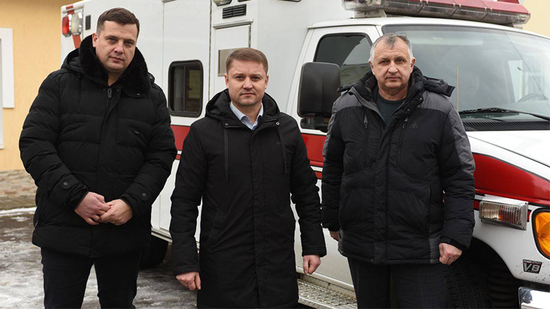 Олександр Третяк передає автомобіль