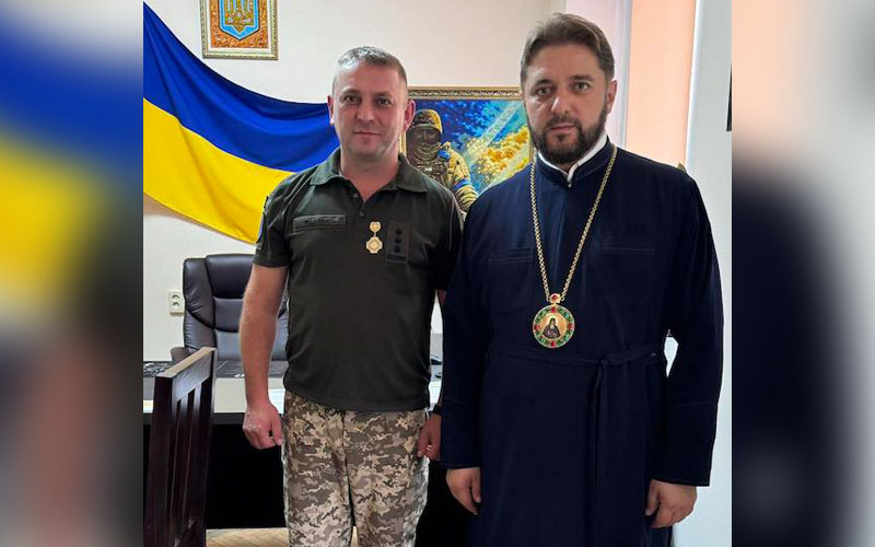 Митрополит Рівненський і Острозький Іларіон вручив начальнику Рівненського обласного ТЦК та СП Івану Павлюку нагороду, яку передав очільник ПЦУ Епіфаній.&nbsp;Фото з сайту itvmg.com