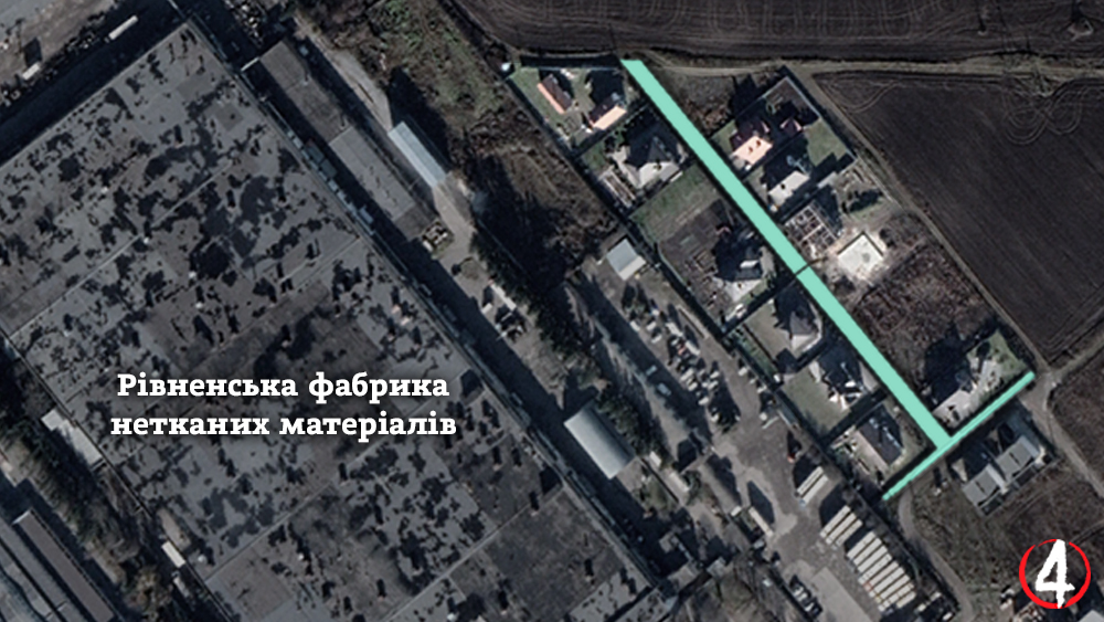 На зображенні супутниковий знімок території, на якій розташована Рівненська фабрика нетканих матеріалів. Будівля фабрики займає значну площу ліворуч. Праворуч від фабрики знаходиться житлова забудова з приватними будинками, що відокремлені один від одного парканами. Світло-блакитним кольором на знімку позначено проїзд, що проходить через житловий сектор.