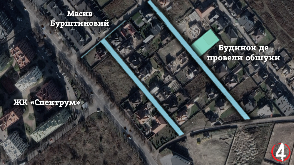 На зображенні супутниковий знімок житлового району. Ліворуч розташований житловий комплекс (ЖК) «Спектрум», що складається з кількох багатоповерхових будинків. Вище на зображенні позначено масив «Бурштиновий», який складається з приватних будинків.  Світло-блакитним кольором виділені проїзди, що з'єднують житлові квартали. Праворуч знаходиться будинок, позначений як місце, де були проведені обшуки. Цей будинок виділений зеленим кольором.