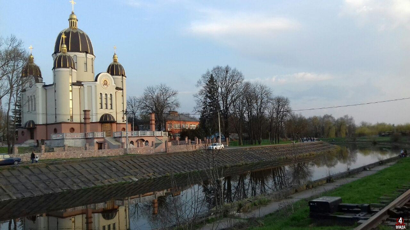 Щодня річка потерпає від нищівних рук рівнян