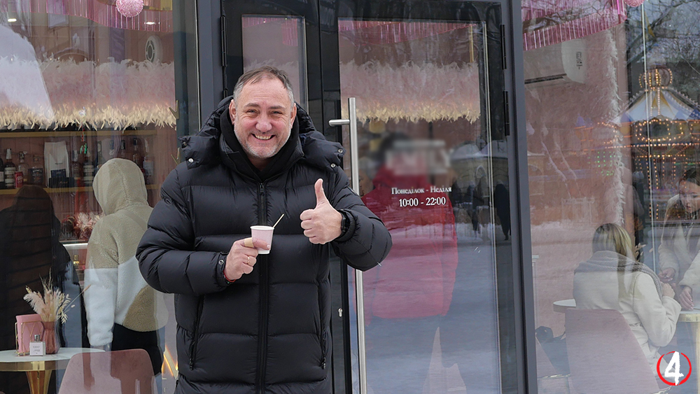 Фото Євгена Римчука біля магазину солодощів «Emily» що поряд із ТЦ «Злата Плаза»