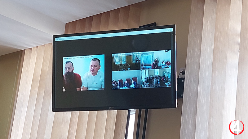 Підозрюваний воєнком Сергій Луцюк разом з своїм захисником Сергієм Меркуловим були присутні на судовому засіданні через відеозв'язк з Рівненського слідчого ізолятора. Обраний Рівненським міським судом  запобіжний захід передбачає тримання Сергія Луцюка під вартою без альтернативи внесення застави. 