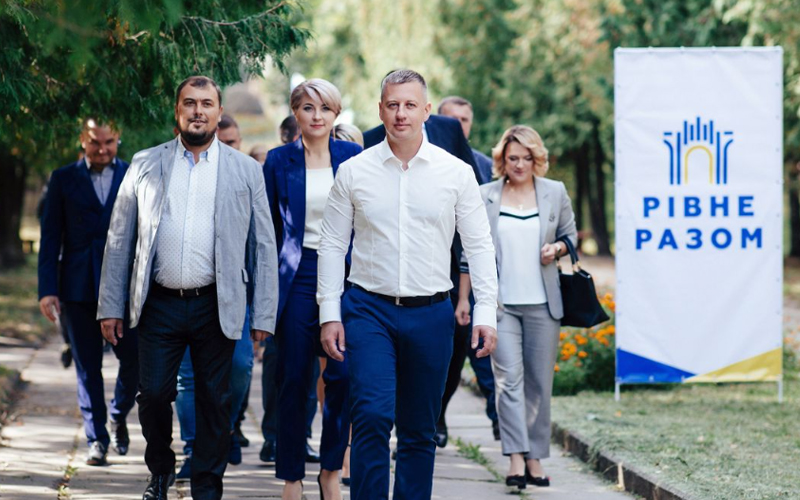Віктор Шакирзян (попереду на фото) з представниками його партії «Рівне разом». Фото: сайт «Рівне разом»&nbsp;