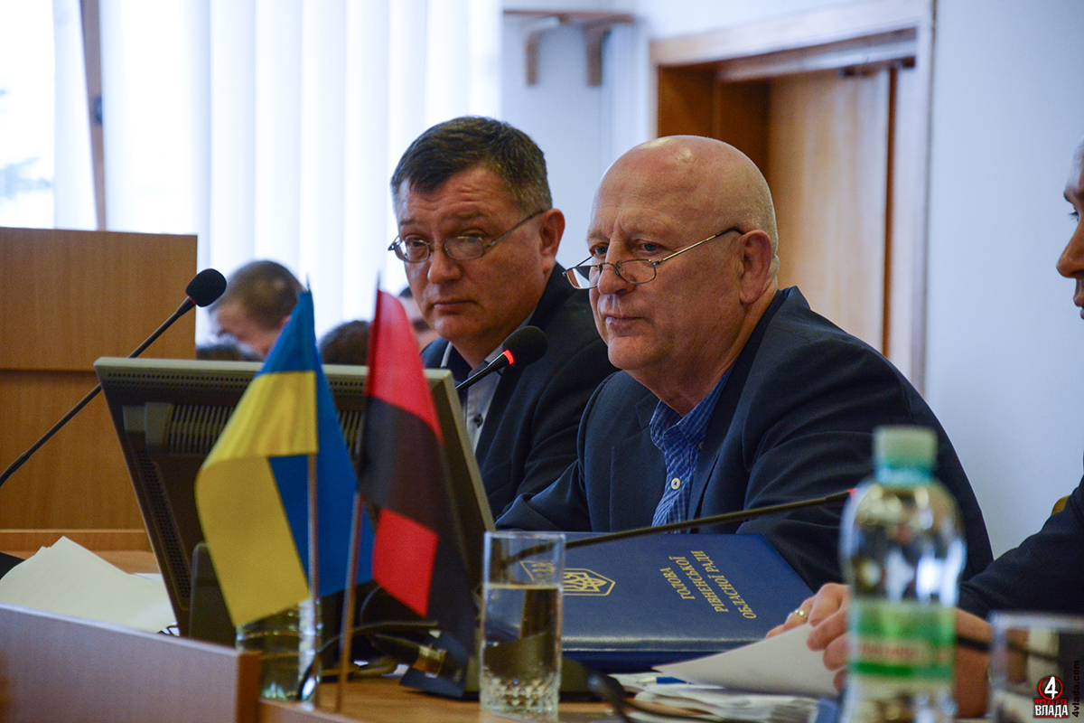 Голова Рівненської обласної ради Олександр Данильчук. За ним його перший заступник Сергій Свисталюк