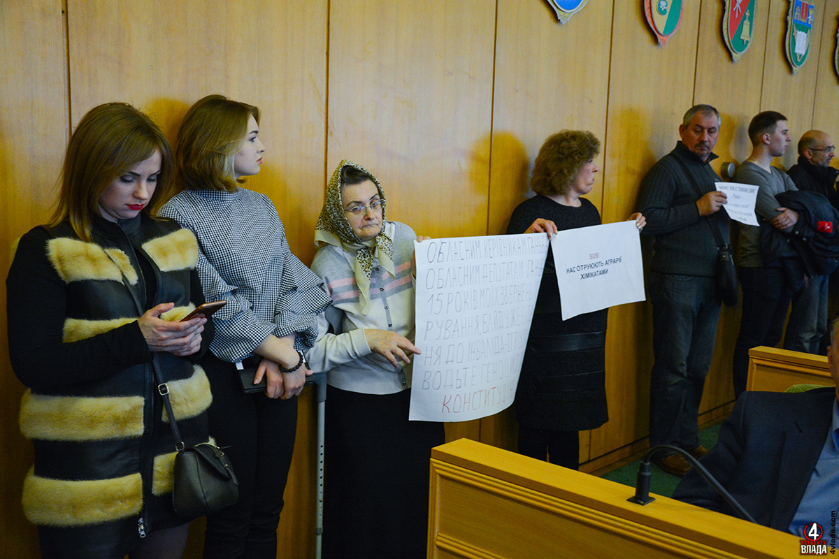 Ліворуч журналістка сайту "Все" Вікторія Мамотюк, за нею - прес-офіцер поліції Рівненщини Ольга Ангелова. За ними жінка, яка пікетує обласних обранців.