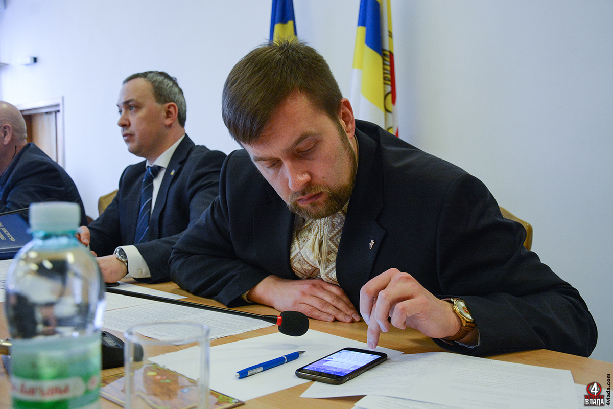 Заступник голови Рівненської обласної ради, депутат від фракції ВО "Свобода" Олексій Бучинський. За ним голова Рівненської ОДА – Олексій Муляренко