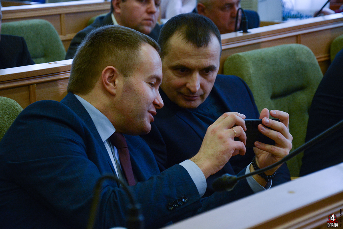 Депутати від фракції БПП "Солідарність" Зправа Валерій Редько, біля нього Олександр Корнійчук