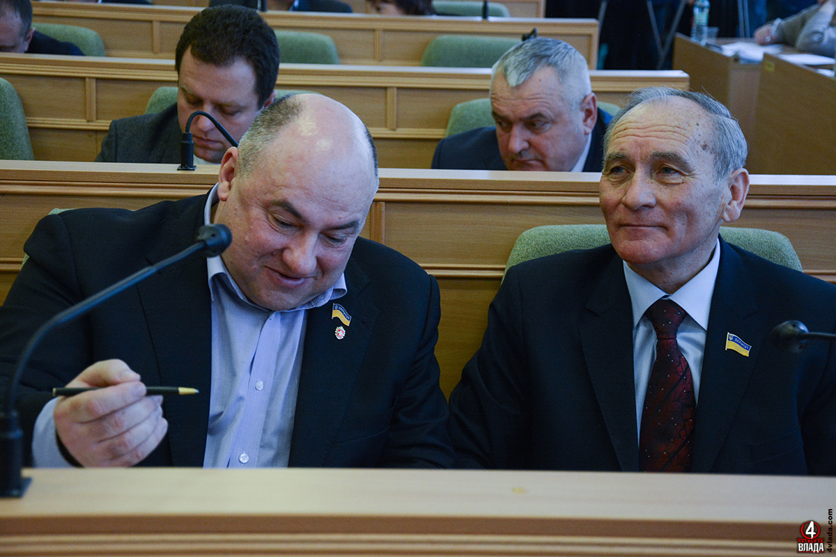 зправа депутат від фракції БПП "Солідарність" Валентин Крока, зліва його однопартієць - Ігор Фізик