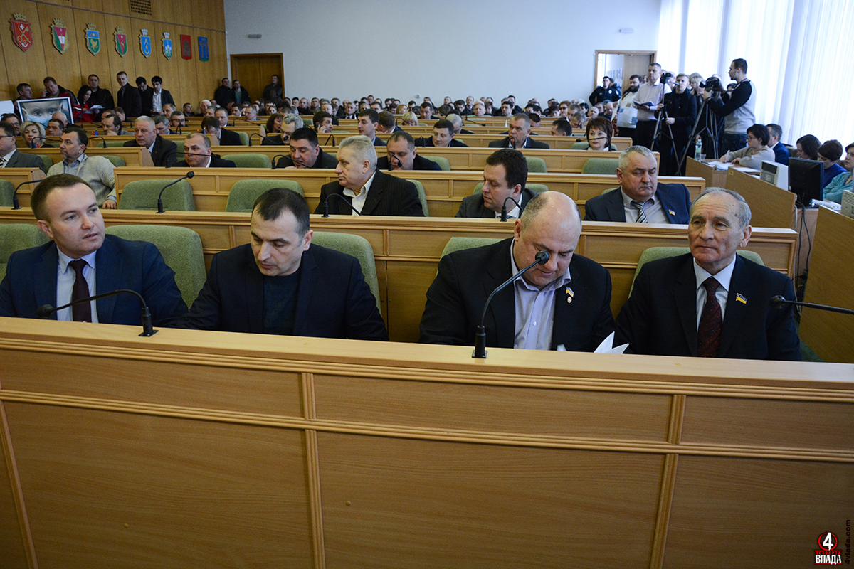 Депутати від фракції БПП "Солідарність" Зправа – Валентин Крока, за ним Ігор Фізик, далі Валерій Редько та Олександр Корнійчук