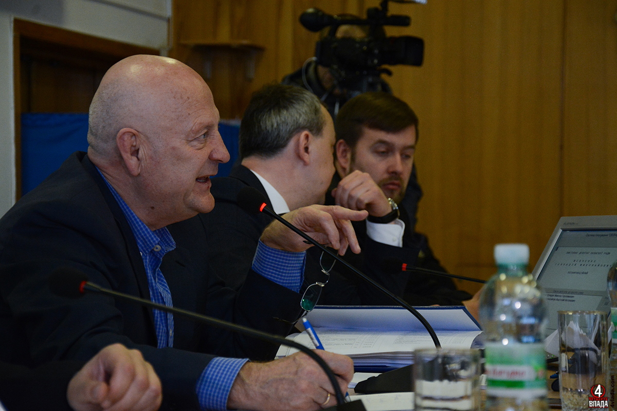 Голова Рівненської обласної ради Олександр Данильчук, за ним голова Рівненської ОДА Олексій Муляренко. останній заступник голови Рівненської обласної ради, депутат від ВО "Свобода" Олексій Бучинський