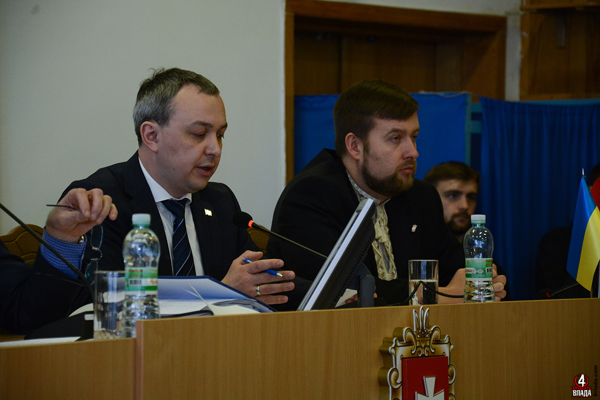 Голова Рівненської ОДА Олексій Муляренко. Біля нього заступник голови Рівненської обласної ради, член партії ВО "Свобода" Олексій Бучинський