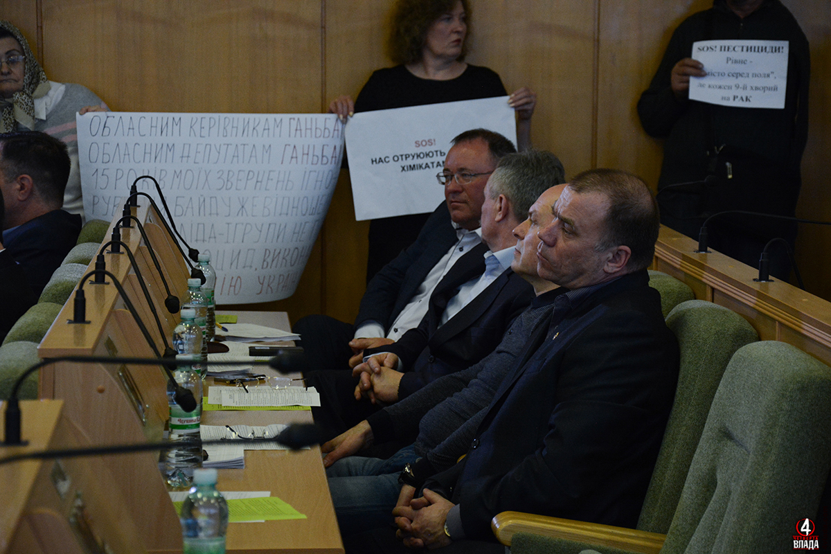 З права депутат від фракції ВО "Батьківщина" Валентин Королюк, за ним  Олександр Ткач, останній Микола Драганчук
