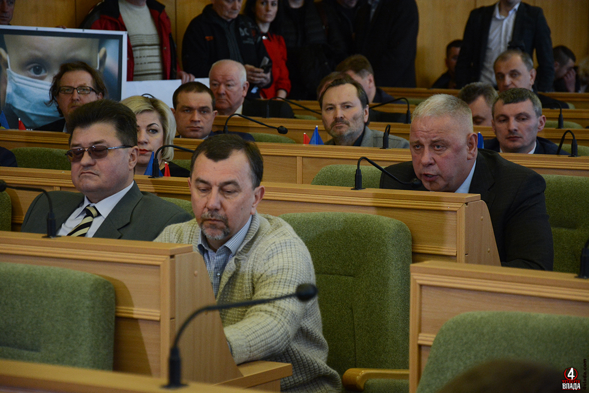 Зправа депутат від фракції ВО "Батьківщина" Олександр Козак, біля нього його однопартієць Микола Руцький