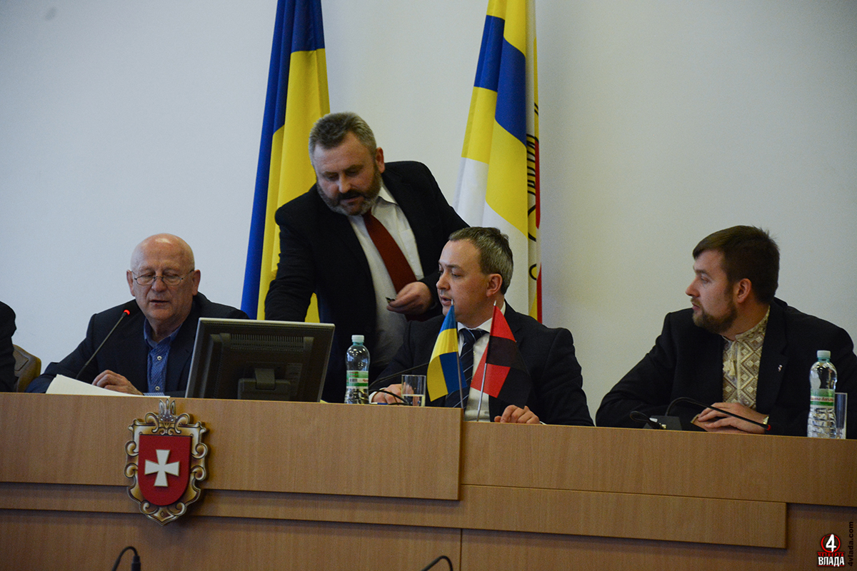 Депутат від політичної партії «Українське об'єднання патріотів – УКРОП», голова спілки Ветеранів АТО Борис Бірук повертає нагороди Президента України голові обласної ради та голові ОДА