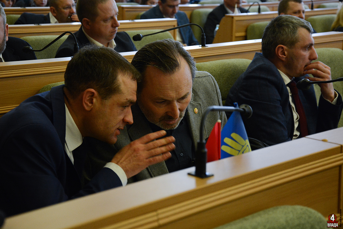 Зліва депутат від депутатської групи " "Міжфракційне об’єднання Медики Рівненщини", член партії ВО "Свобода" Андрій Бортнік, біля нього депутат ВО "Свобода" Анатолій Алексейчук