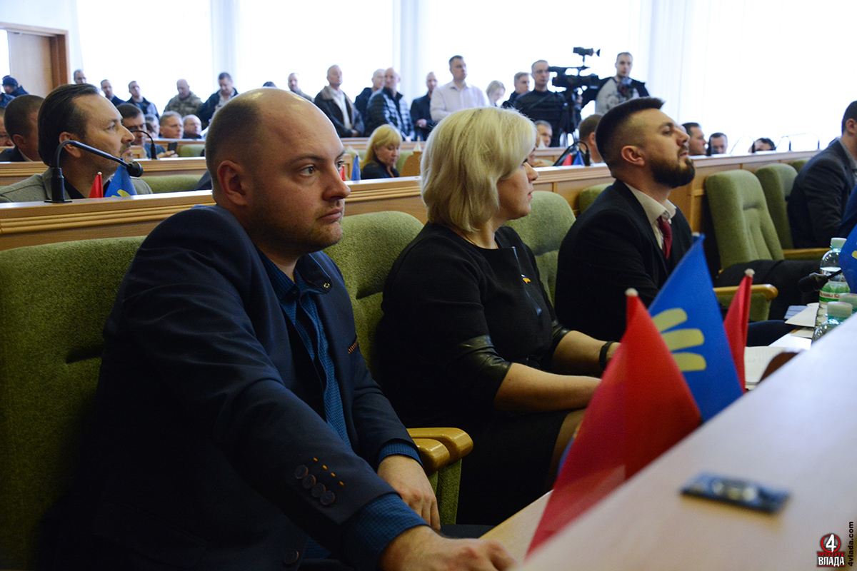 Дептутати фракції ВО «Свобода» Ліворуч Олександр Гомон, за ним Ірина Савчук, за нею Володимир Муляр