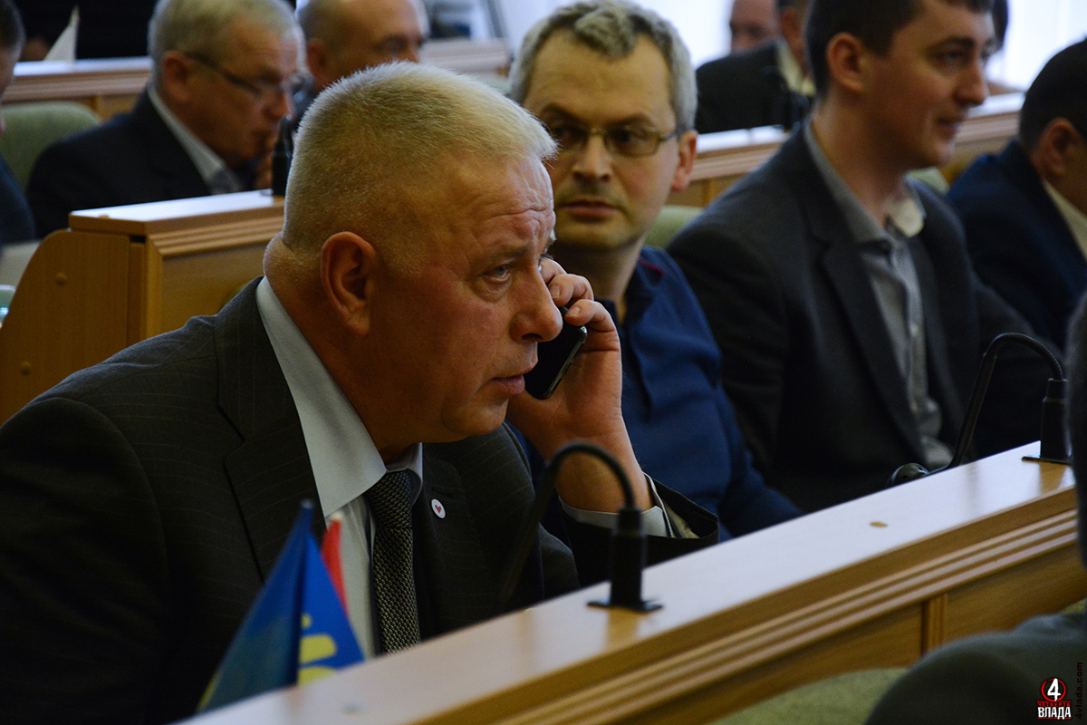 Зліва керівник фракції ВО «Батьківщина» Микола Кучерук, за ним  депутат від депутатської групи «Розвиток громад» Богдан Файфура