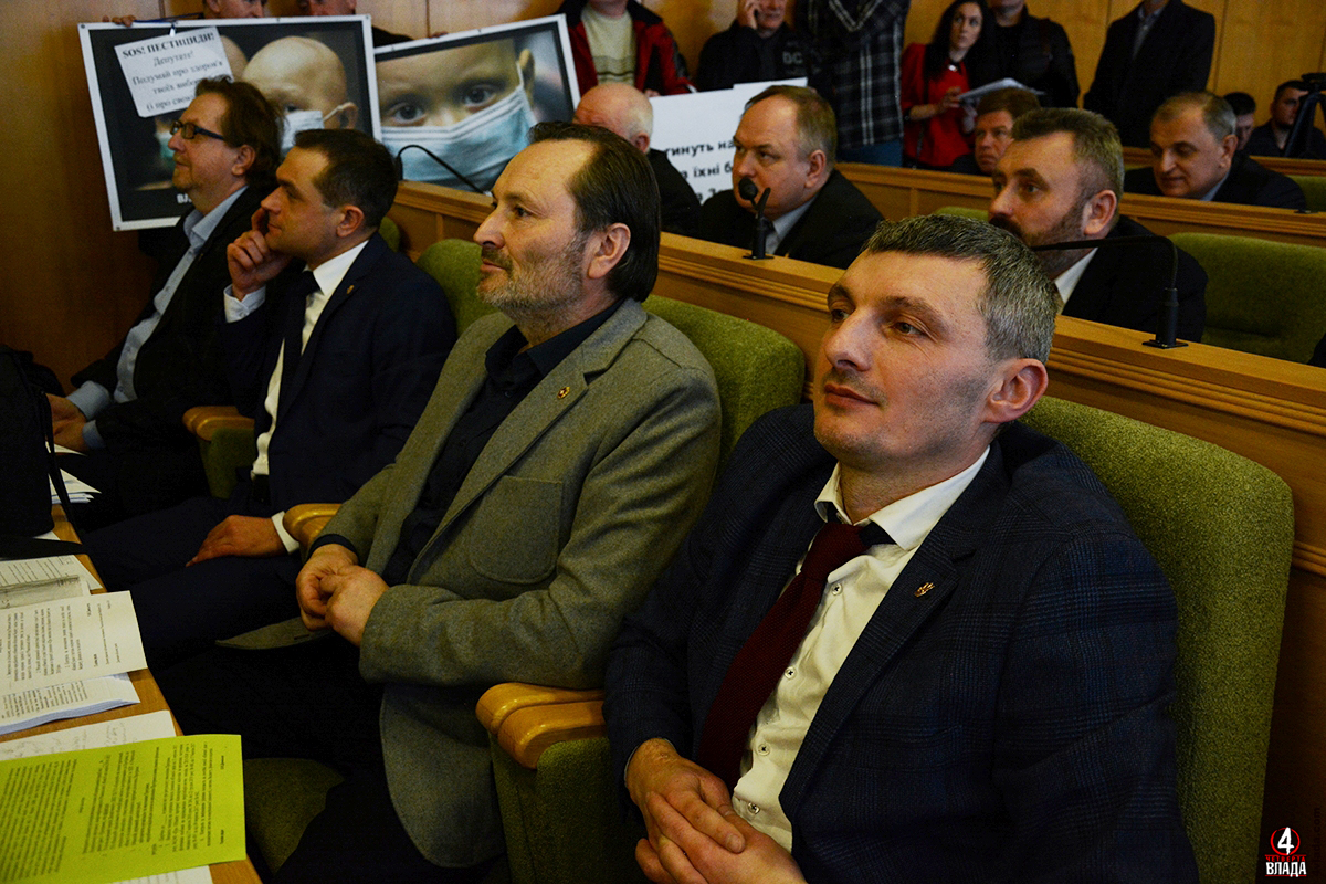 Депутати від фракції ВО "Свобода". Зправа - заступник фракції Володимир Валявка, за ним Анатолій Алексейчук. Далі заступник фракції Андрій Бортнік та Олександр Савчук