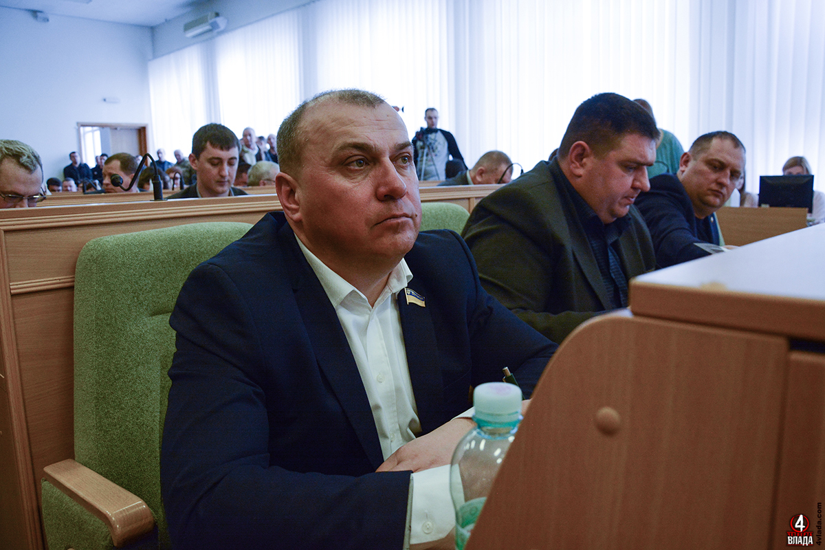 Ліворуч депутат від БПП "Солідарність" Віталій Бойко, за ним його однопартієць Віталій Сухович. Останній - депутат БПП "Солідарність" Микола Лобчук