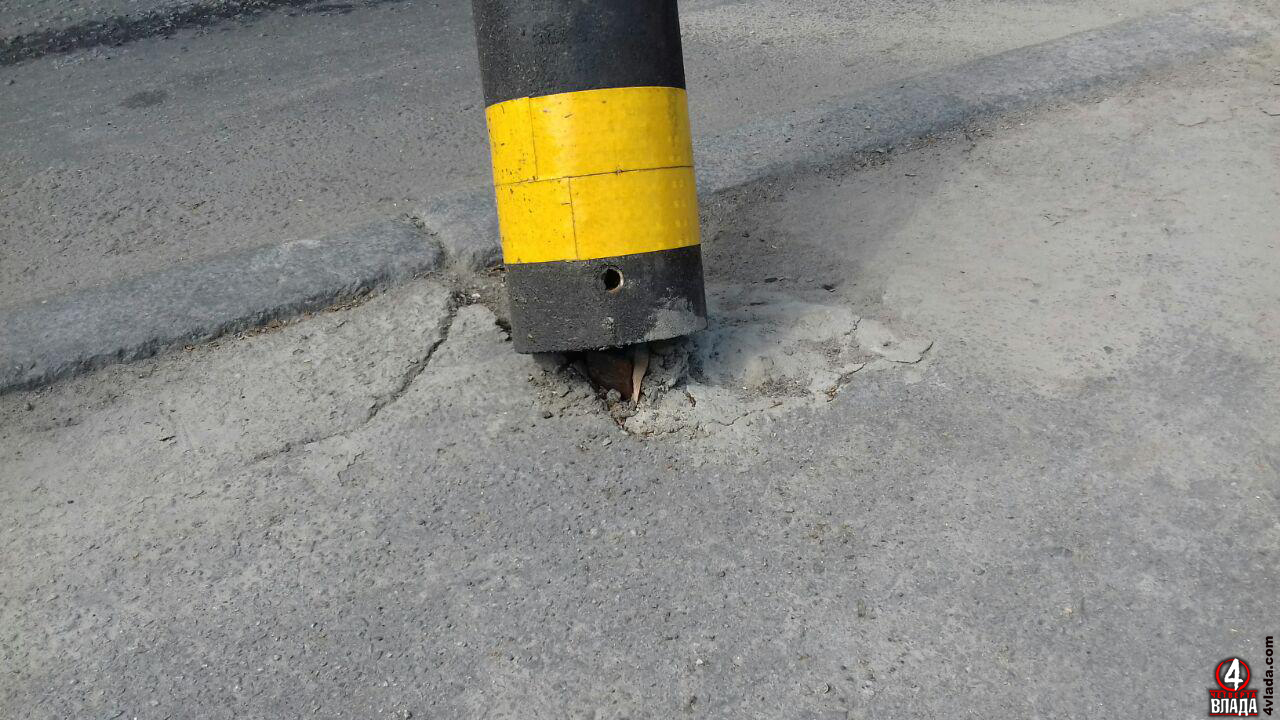 Стовпчики ніби як вирвані із тротуару