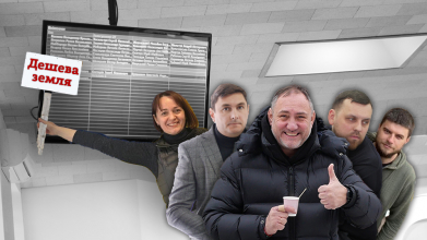 Леонід Ткачук (крайній праворуч) першим придбав землю за схемою «під мережі» та одразу продав її своєму колишньому роботодавцю Євгену Римчуку (посередині) – тестю депутата Святослава Стельмащука (другий праворуч). Сергій Таргоній (другий ліворуч) готує рішення про надання дозволу на розробку проєкту землеустрою. Олеся Смоловик (крайня ліворуч) шукає оцінювачів землі. Таргоній та Смоловик входять в контрольну комісію з продажу земельних ділянок, яку очолює Стельмащук