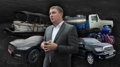 «Я засміявся з дружиною, кажу: «Уявляєш, поїдемо на Київ: я – на секвої, ти на ягуарі. Тобто вартість двох автомобілів там плюс-мінус 100 тисяч доларів. Тьоща поїде на лексусі. І будемо пояснювати, де ми взяли, наша родина де взяла цистерну, молоковоз». Так млинівський селищний голова жартома відповідав на запитання, чому НАЗК оцінює харчову цистерну у пів мільйона гривень.