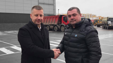 Четвертий помічник-консультант секретаря Рівнеради Віктора Шакирзяна Олександр Онопрійчук відмовився коментувати, чим може допомагати Шакирзяну. Чоловік пов’язаний з братом адвоката Андрія Давидюка Михайлом та другом головного прокурора Рівненщини Віктором Базюком. Фото з фейсбук-сторінки Олександра Онопрійчука