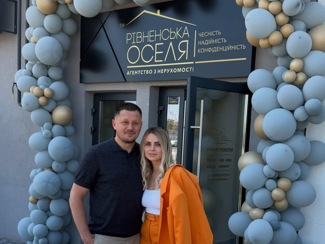 Катерина та Сергій Марчуки на відкритті нового офісу АН «Рівненська оселя» «На Щасливому» в 2026 році. Фото з фейсбук-сторінки Катерини Марчук